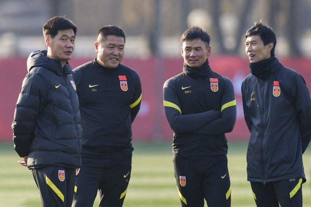 数百年前，六芒星部族来到中国首创黑魔堂；相传每六十年会呈现一名纯洁少女，若找到六位纯洁少女，进行六次“血罐祭坛”祭奠典礼，便可开启“黑魔结界”，取得神秘超天然气力统治世界。武林中的正直人士集结建立了白罗门，一向没法禁止黑魔堂。 六十年前，白老为首的白罗门与黑煞为首的黑魔堂睁开一场年夜战，白老败给了黑煞，遭到重创。战后白老培育了天行等五个少年少女，教授他们工夫，并将他们派下山历练，时刻筹办协力禁止黑魔堂。十年来，白罗门五门生分离于都会各个角落，为了生计而让步，乃至起头抱怨师父的“丢弃”，垂垂忘了武学真理，只有三门生天行时刻谨记白老教育，知道白罗门五门生还肩负着禁止黑魔堂解救世界的重担
